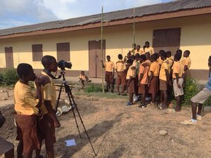 weltwaerts Freiwilligendienst in Ghana-Kinder drehen einen Film im Film-Workshop