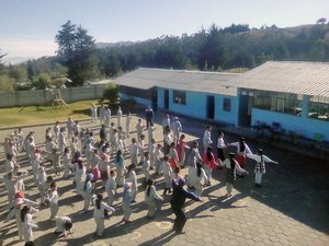 weltwaerts Freiwilligendienst in Ecuador-gemeinsames Tanzen im Projekt Guayama 