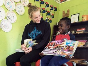 weltwaerts Freiwilligendienst in Suedafrika-Freiwillige im Projekt Izizwe-Lesen mit Kind 