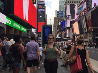 Jana auf dem Times Square in New York City