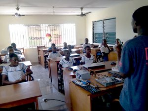 weltwaerts Freiwilligendienst in Ghana-Schüler_innen im Klassenzimmer beim IT-Workshop