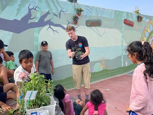 Ein Freiwilliger von weltwärts arbeitet mit Schülern an einer Grundschule in Peru