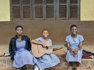 weltwaerts Freiwilligendienst in Ghana-Schüler im Musik-Workshop von AIM