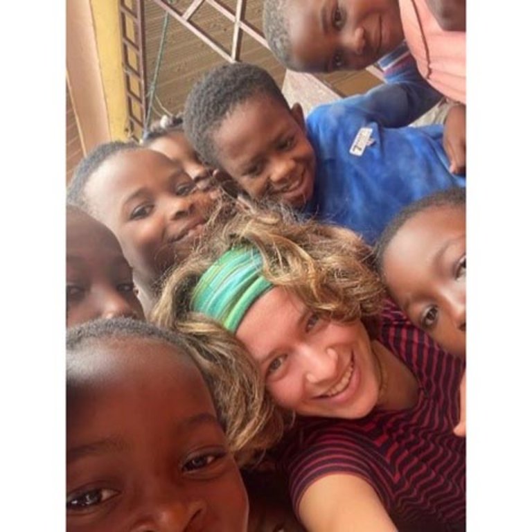 Helene mit vielen Kindern die sie betreut, Volunteer in Ghana, Freiwilligendienst