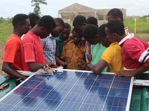 weltwaerts Freiwilligendienst in Ghana-Schüler im Solar-Workshop von AIM