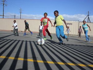 weltwaerts Freiwilligendienst in Suedafrika-Kinder spielen Fußball im Projekt in Kapstadt