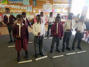 weltwaerts Freiwilligendienst in Suedafrika-Kinder spielen Flöte im Projekt Incopho