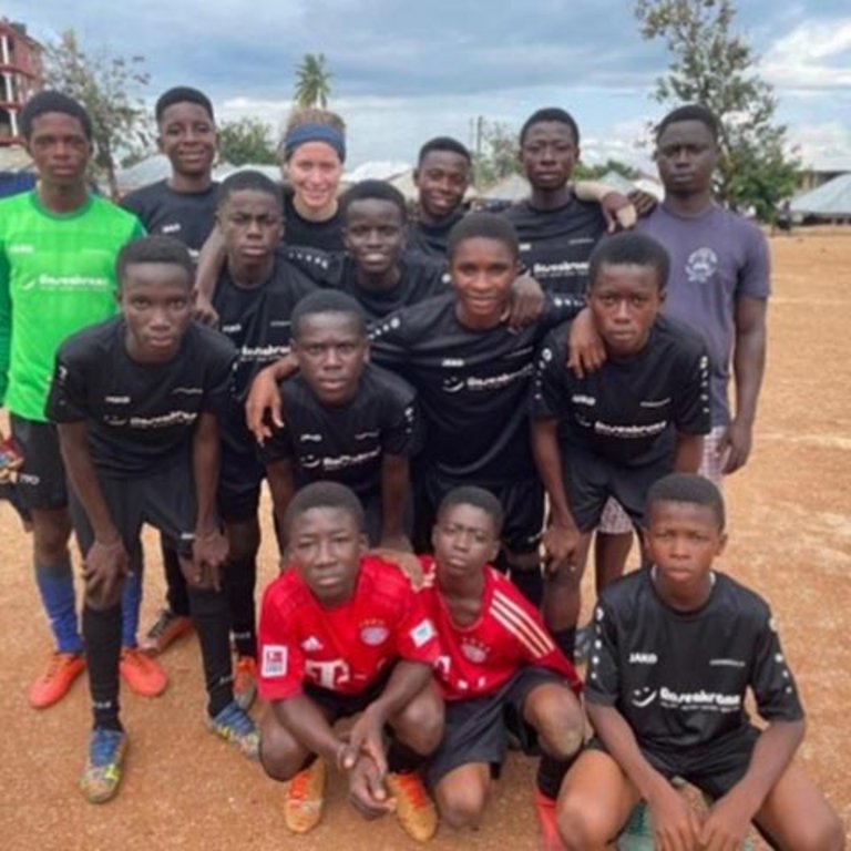 Freiwilligendienst in Ghana als Volunteer, Helene mit der Fußballmannschaft