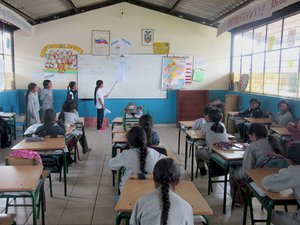 weltwaerts-Freiwilligendienst in Ecuador-Klasse im Unterricht in Quinchuqui