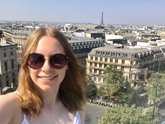 Chantal über den Dächern von Paris