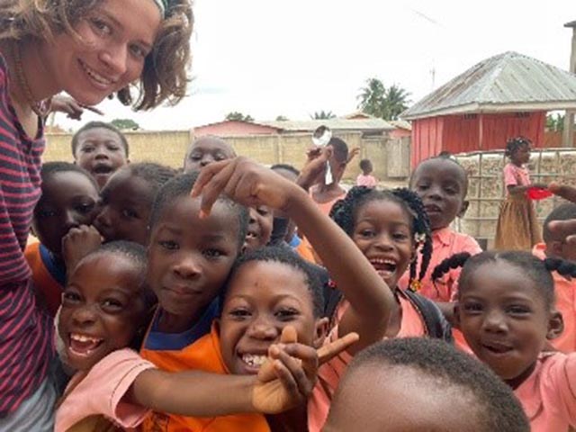 Helene mit vielen Kindern die sie betreut, Volunteer in Ghana, Freiwilligendienst